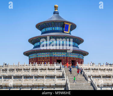 Die Besucher besuchen die Gebetshalle für gute Ernten, das größte Gebäude im Himmelstempel, ein Komplex religiöser Gebäude. Peking, China. Stockfoto