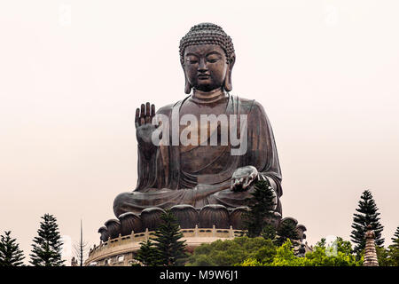 Tian Tan Buddha ist eine große Statue des Buddha Shakyamuni, Es ist am Ngong Ping, Lantau Island, einem der Hong Kong Insel. Stockfoto