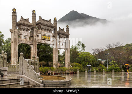 Po Lin Kloster Tor mit dem Nebel verdeckt die Berge hinaus. Am Ngong Ping, Lantau Island, einem der Hong Kong Insel. Stockfoto