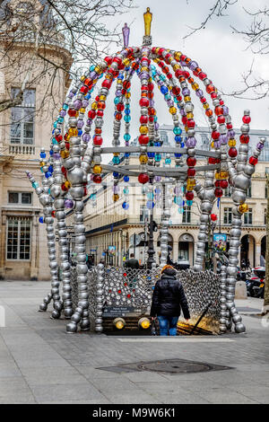 Bunte Metro Station Eingang, Collette in Paris verziert mit Glas und metallischen Sphären mit Pendler absteigend Schritte Stockfoto