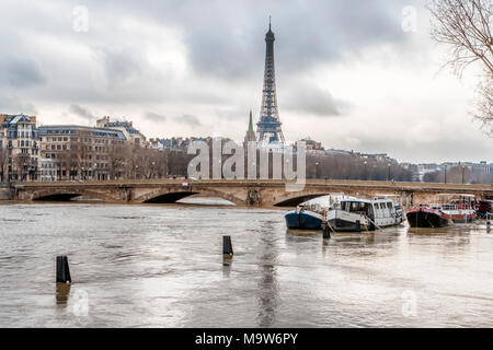 Pont des Invalides in Paris Flut von Januar 2018 und gestrandete Boote nicht in der Lage, auf der Seine aufgrund der hohen Wasserstände zu reisen Stockfoto