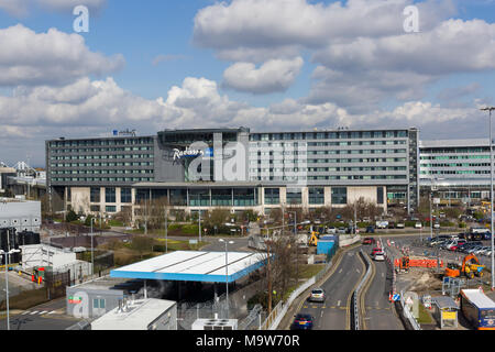 Radisson Blu eine der 287 Hotels von der Carlson Rezidor Hotel Group betrieben dieses an der Manchester Airport Terminal ist Stockfoto