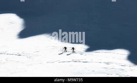 Skitourengeher in den Schatten der Berge. Künstlerischen Stil Foto. Stockfoto