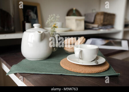 Kupfer Wasserkocher, Tee und Keksen. Stockfoto