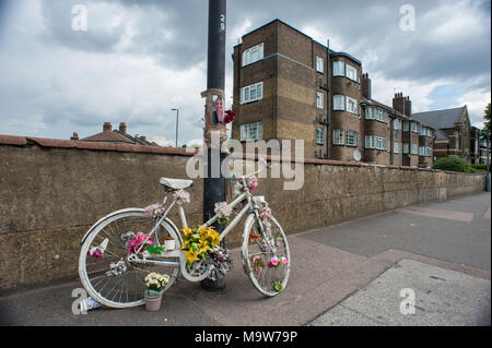 London. Florale Gedächtnis an einem Autounfall zum Opfer, Stoke Newington. Vereinigtes Königreich. Stockfoto