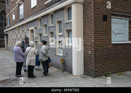 London. Ältere Frauen chatten, Camden Town. Vereinigtes Königreich. Stockfoto