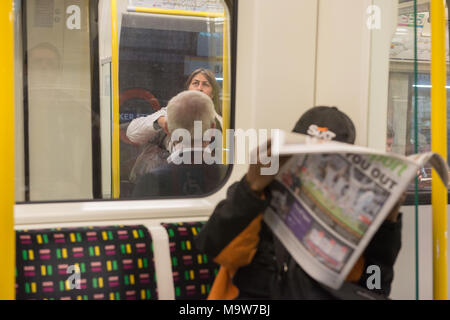 London. Fahrgäste in der U-Bahn. Vereinigtes Königreich. Stockfoto