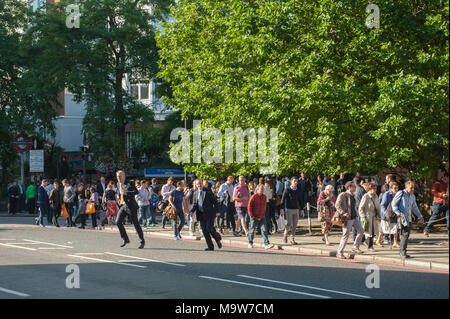 London. Peack Stunde, St. John's Wood Tube Station. Vereinigtes Königreich. Stockfoto