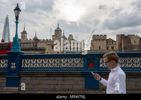 London. Tower von London und der Shard im Hintergrund. Vereinigtes Königreich. Stockfoto