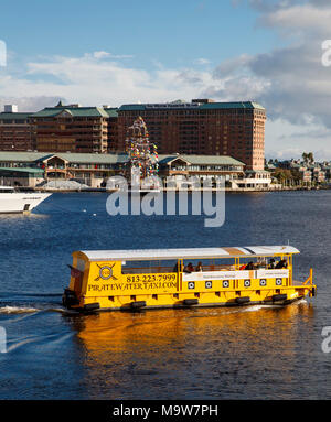 Der Pirat Wassertaxi navigiert das Hillsborough River vor dem Tampa Convention Center während der College Football Endspiel 2017 in Tampa, Flor Stockfoto