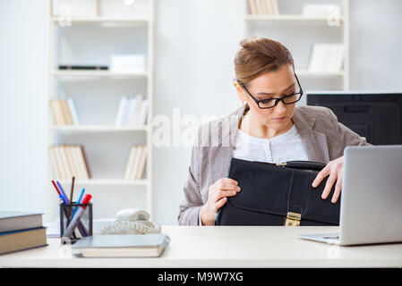 Geschäftsfrau, die Mitarbeiter, die im Büro Stockfoto