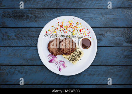 Schnitzel aus Kalbfleisch mit Kartoffelpüree. Stockfoto