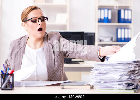 Geschäftsfrau sehr beschäftigt mit laufenden Schreibarbeit Stockfoto