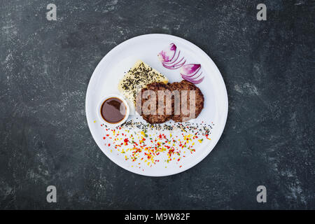 Schnitzel aus Kalbfleisch mit Kartoffelpüree. Stockfoto