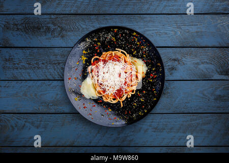 Arabyata Pasta mit Tomaten und Käse. Stockfoto
