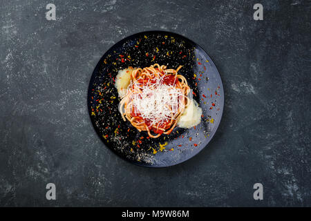 Arabyata Pasta mit Tomaten und Käse. Stockfoto