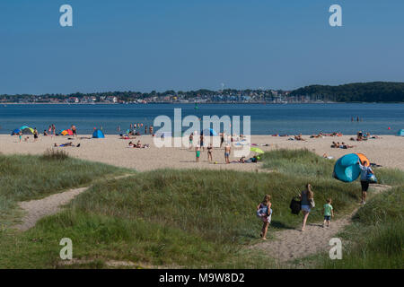 Sommer an der Kieler Förde. Die Menschen Spaß haben, Sonnenbaden am Strand Falckenstein, Kiel, Schleswig-Holstein, Deutschland, Europa Stockfoto