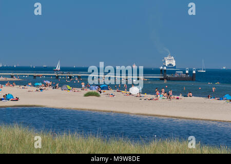 Sommer an der Kieler Förde. Die Menschen Spaß haben, Sonnenbaden am Strand Falckenstein, Kiel, Schleswig-Holstein, Deutschland, Europa Stockfoto