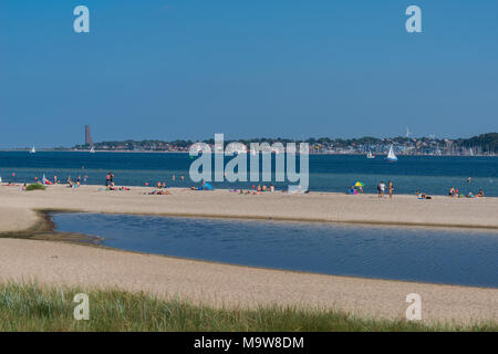 Sommer an der Kieler Förde. Die Menschen Spaß haben, Sonnenbaden am Strand Falckenstein, Kiel, Schleswig-Holstein, Deutschland, Europa Stockfoto