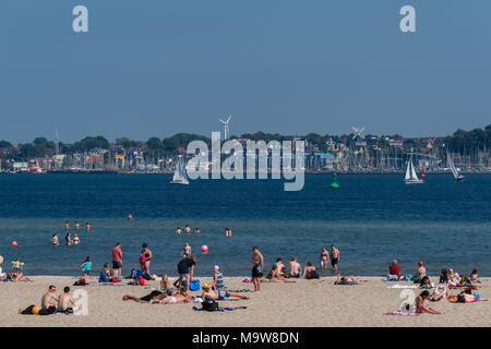 Sommer an der Kieler Förde. Die Menschen Spaß haben, Sonnenbaden am Strand Falckenstein, Kiel, Schleswig-Holstein, Deutschland, Europa Stockfoto