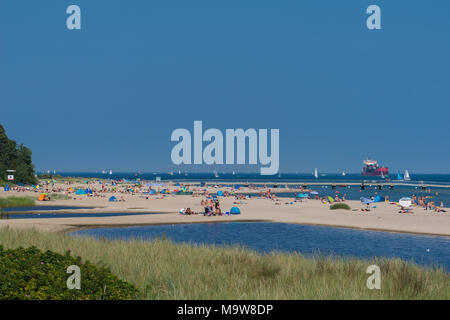 Sommer an der Kieler Förde. Die Menschen Spaß haben, Sonnenbaden am Strand Falckenstein, Kiel, Schleswig-Holstein, Deutschland, Europa Stockfoto