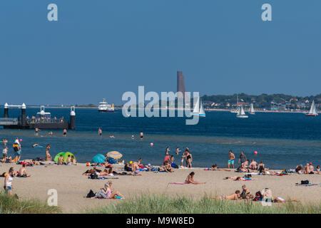 Sommer an der Kieler Förde. Die Menschen Spaß haben, Sonnenbaden am Strand Falckenstein, Kiel, Schleswig-Holstein, Deutschland, Europa Stockfoto