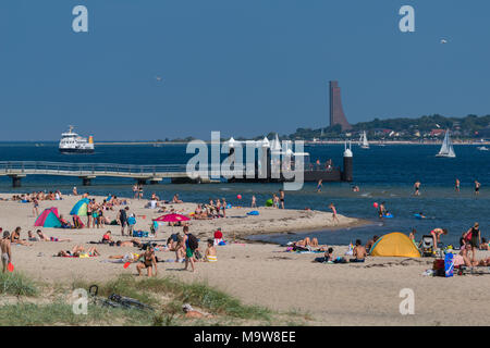 Sommer an der Kieler Förde. Die Menschen Spaß haben, Sonnenbaden am Strand Falckenstein, Kiel, Schleswig-Holstein, Deutschland, Europa Stockfoto