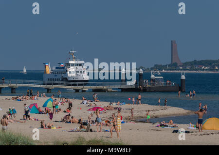 Sommer an der Kieler Förde. Die Menschen Spaß haben, Sonnenbaden am Strand Falckenstein, Kiel, Schleswig-Holstein, Deutschland, Europa Stockfoto