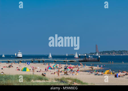 Sommer an der Kieler Förde. Die Menschen Spaß haben, Sonnenbaden am Strand Falckenstein, Kiel, Schleswig-Holstein, Deutschland, Europa Stockfoto