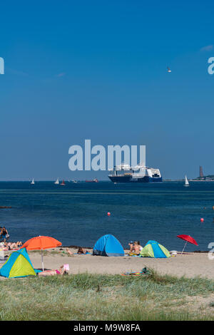 Sommer an der Kieler Förde. Die Menschen Spaß haben, Sonnenbaden am Strand Falckenstein, Kiel, Schleswig-Holstein, Deutschland, Europa Stockfoto