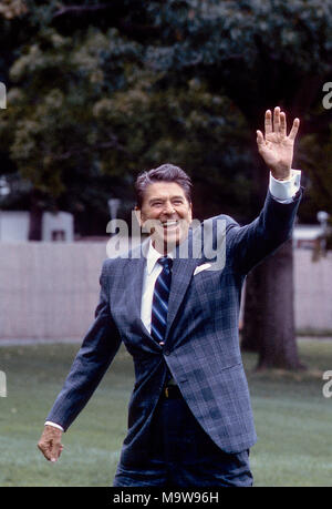 Washington DC., USA, März 1985 US-Präsident Ronald Reagan geht zurück auf das Weiße Haus nach der Ankunft auf dem South Lawn in Marine One. Credit: Mark Reinstein/MediaPunch Stockfoto