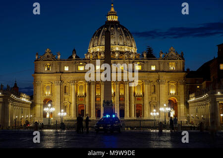 Vatikanstadt Piazza San Pietro mit Streife. Externe Nacht Blick auf St. Peter Basilika mit Carabinieri Polizisten und Auto in Rom. Stockfoto