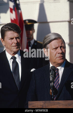 Washington DC., USA, 2. Mai 1981 US-Präsident Ronald Reagan und Helmut Schmidt Bundeskanzler der Bundesrepublik Deutschland während der offiziellen staatlichen Begrüßungszeremonie auf dem Rasen des Weißen Hauses ein Credit: Mark Reinstein/MediaPunch Stockfoto