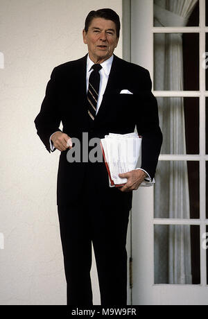 Washington DC., USA, 30. Januar 1984 Präsident Ronald Reagan spricht mit Reportern im Rosengarten. Credit: Mark Reinstein/MediaPunch Stockfoto