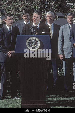 Washington DC., USA, 10. April 1984 Präsident Ronald Reagan im Rosengarten vor Unterzeichnung des Farm Bill Credit: Mark Reinstein/MediaPunch Stockfoto