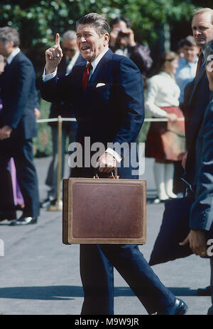 Washington DC., USA, Oktober 1984 US-Präsident Ronald Reagan geht zurück auf das Weiße Haus nach der Ankunft auf dem South Lawn in Marine One. Credit: Mark Reinstein/MediaPunch Stockfoto