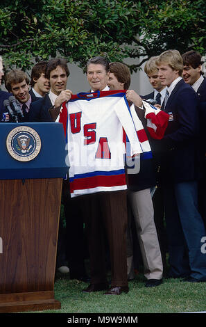 Washington DC., USA, September 29, 1983 US-Präsident Ronald Reagan ist mit einem Hockey jersery präsentiert bilden die US olympischen Team im Rosengarten Credit: Mark Reinstein/MediaPunch Stockfoto