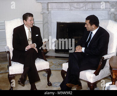 Washington DC., USA, 14. Februar 1984 Präsident Ronald Reagan trifft sich mit den ägyptischen Präsidenten Hosni Mubarak im Oval Office des Weißen Hauses. Credit: Mark Reinstein/MediaPunch Stockfoto