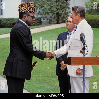 Washington DC., USA, 23. September 1984 Präsident Ronald Reagan Hände schüttelt mit Präsident Mobutu Sese Seko in Zaire an der South Lawn, wie sie Erläuterungen nach ihrem Treffen im Oval Office Credit liefern: Mark Reinstein/MediaPunch Stockfoto