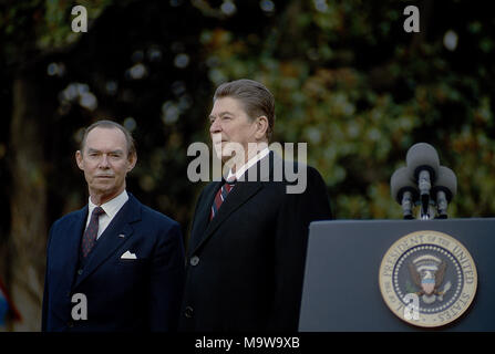 Washington, DC., USA, November 13, 1984 Präsident Ronald Reagan liefert Erläuterungen bei der Begrüßungszeremonie für den Großherzog und die Großherzogin von Luxemburg Quelle: Mark Reinstein/MediaPunch Stockfoto