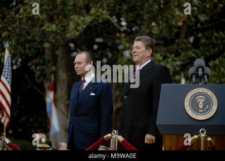 Washington, DC., USA, November 13, 1984 Präsident Ronald Reagan liefert Erläuterungen bei der Begrüßungszeremonie für den Großherzog und die Großherzogin von Luxemburg Quelle: Mark Reinstein/MediaPunch Stockfoto