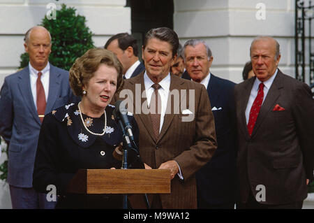 Washington, DC., USA, Sweptember 29, 1983 britische Premierministerin Margaret Thatcher und Präsident Ronald Reagan Erläuterungen an der südlichen Vorhalle des Weißen Hauses nach ihren Sitzungen im Oval Office liefern. Credit: Mark Reinstein/MediaPunch Stockfoto