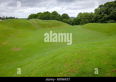 Erdarbeiten Überreste der römischen Amphitheater, einem der größten römischen Amphitheater in Großbritannien. Cirencester Gloucestershire, South West England, Großbritannien Stockfoto