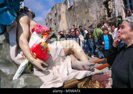 Nocera Terinese (Italien) - eine fromme Frau während der processione dell'Addolorata im Ostern Karsamstag Stockfoto