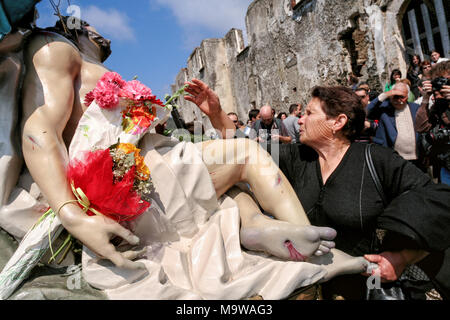 Nocera Terinese (Italien) - eine fromme Frau während der processione dell'Addolorata im Ostern Karsamstag Stockfoto