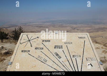 Blick vom Berg Nebo über die umliegende Landschaft mit einer Orientierung Tabelle mit wichtigen Standorten in Israel und Palästina. Stockfoto