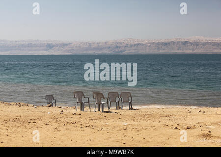 Das Tote Meer in Jordanien gesehen, mit Israel in der Ferne. Auf 790 Meter unter dem Meeresspiegel, das Tal ist einer der niedrigsten Landmassen der Erde. Stockfoto