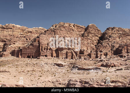 Die East Cliff an Petra, der die königlichen Gräber mit den Bergen hinter Stockfoto