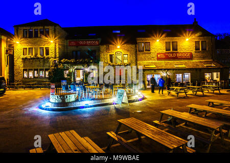 Die alte Brücke Inn, die Market St, Holmfirth, West Yorkshire, England, UK, bei Nacht unter Lichtern. Stockfoto