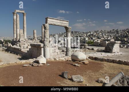 Der römische Tempel des Herkules in der Zitadelle von Amman, Im Vordergrund sind ein Marmor Hand und Ellenbogen, all das bleibt eine kolossale Statur von Hercules. Stockfoto